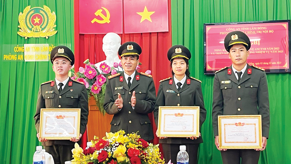 Thượng tá Phan Hồng Nguyên - Trưởng Phòng ANCTNB trao giấy khen cho các đồng chí có thành tích xuất sắc trong công tác năm 2022. Ảnh do đơn vị cung cấp
