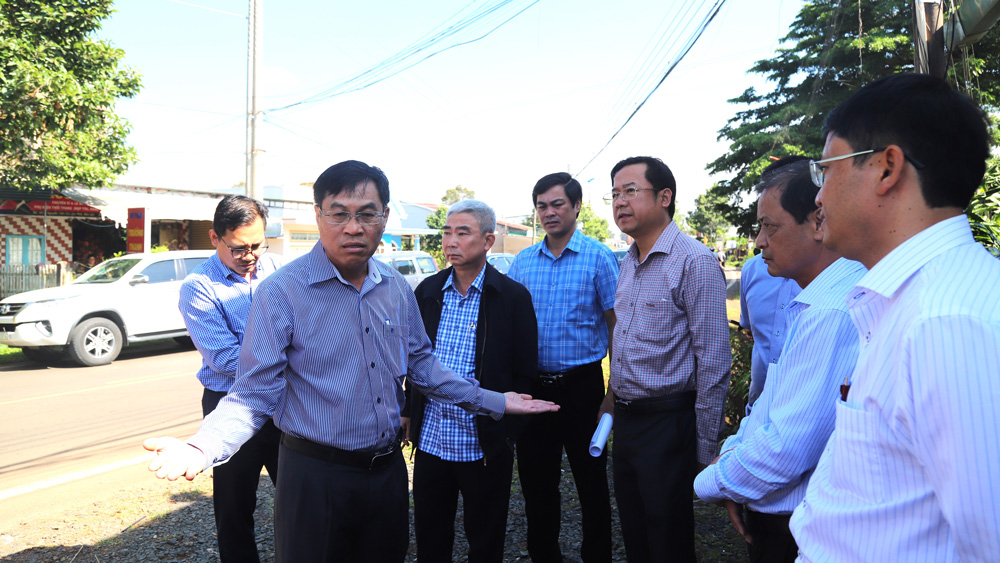 Phó Chủ tịch UBND tỉnh Lâm Đồng Võ Ngọc Hiệp kiểm tra thực tế tại nút giao đường Nguyễn Văn Cừ (phường Lộc Phát, TP Bảo Lộc)
