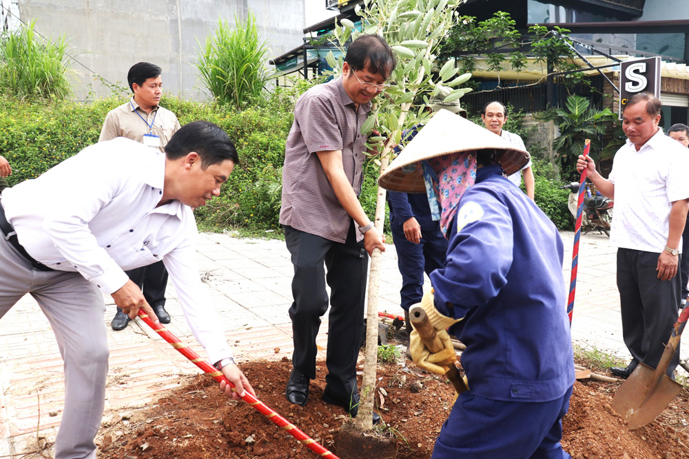 Lãnh đạo TP Bảo Lộc trồng cây hưởng ứng lễ phát động Tết trồng cây mừng sinh nhật Bác Hồ 