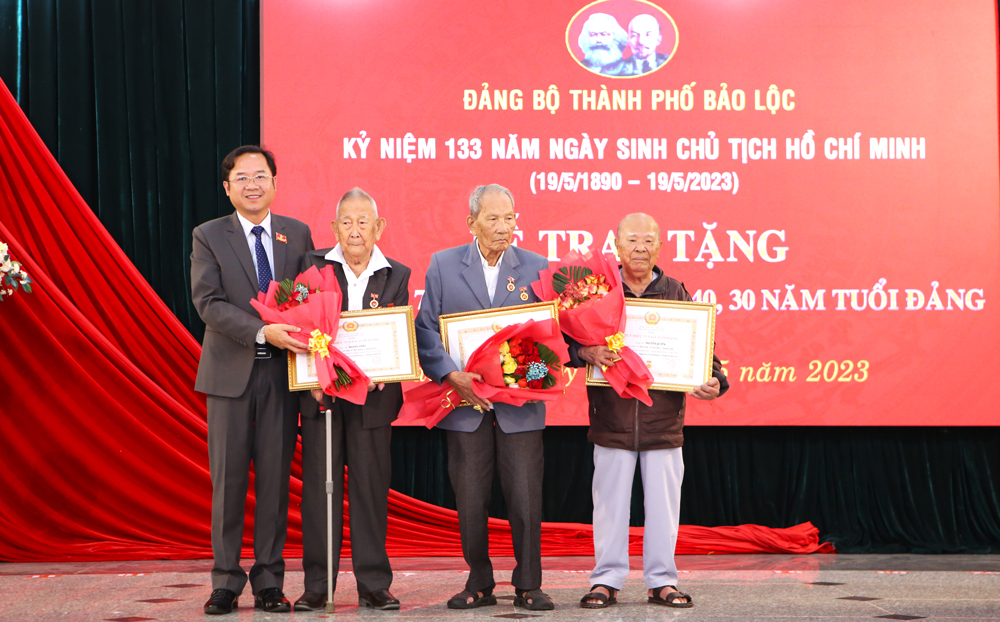 Bí thư Thành ủy Bảo Lộc Tôn Thiện Đồng trao Huy hiệu 75 năm tuổi Đảng cho các đảng viên