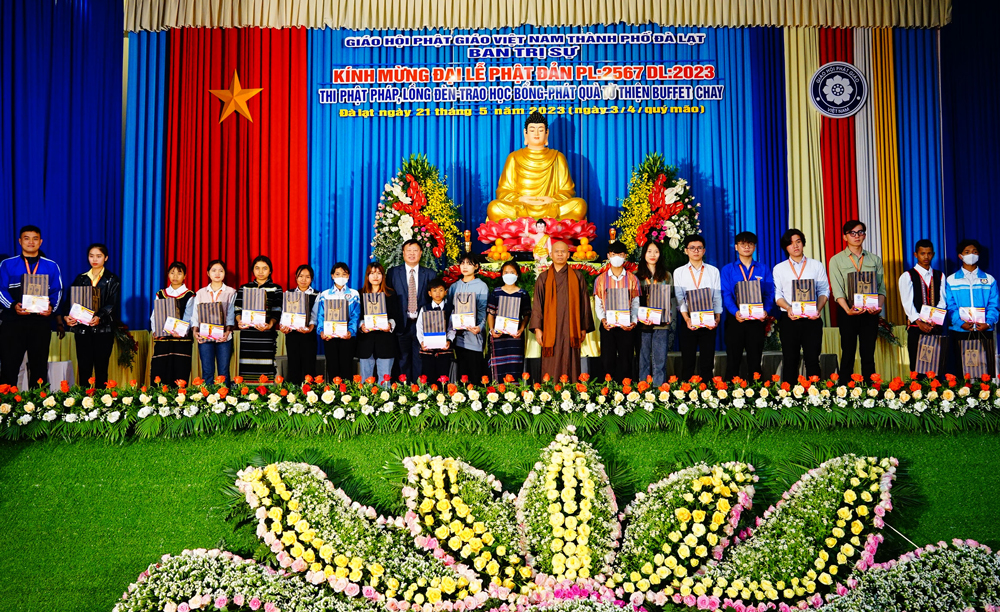 Giáo hội Phật giáo Đà Lạt trao 100 triệu đồng học bổng, hỗ trợ 50 triệu đồng xóa đói, giảm nghèo