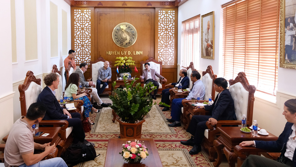 Các đồng chí lãnh đạo UBND huyện Di Linh tiếp đón đoàn công tác của Đại sứ, Tổng Lãnh sự quán Hà Lan