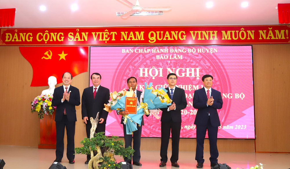 Tặng hoa chúc mừng đồng chí K’Lình – Tân Chủ tịch HĐND huyện Bảo Lâm