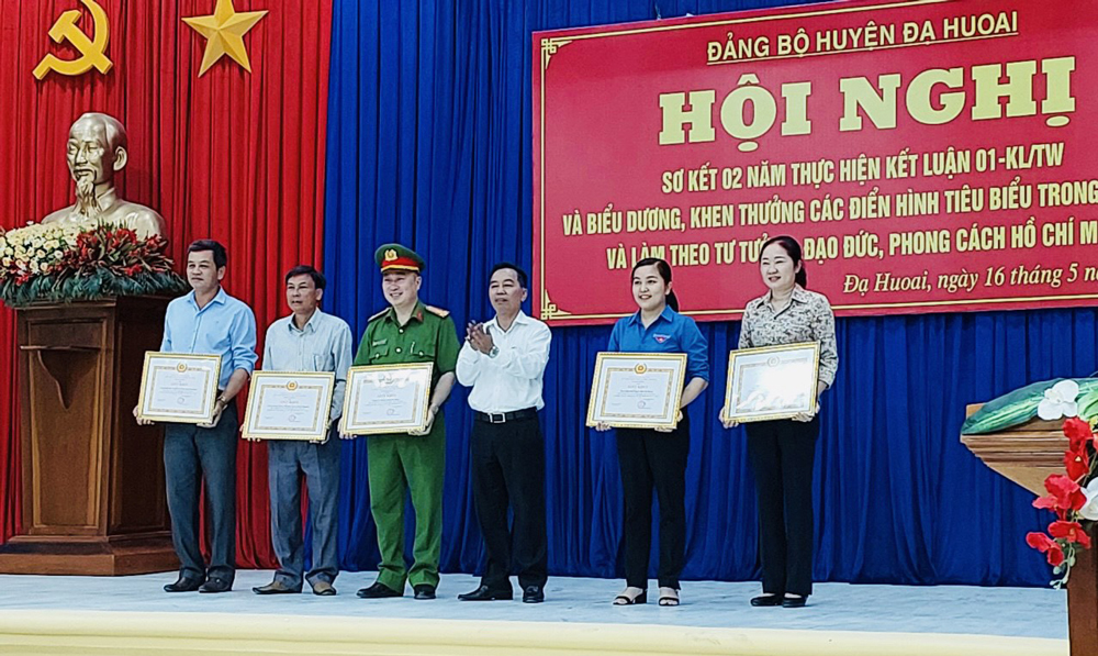 Đồng chí Nguyễn Quý Mỵ - Bí thư Huyện ủy, Chủ tịch HĐND huyện trao giấy khen cho các tập thể, cá nhân