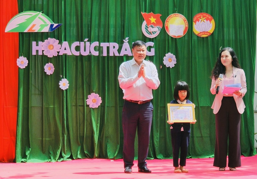 Lâm Hà: Hơn 336 triệu đồng hỗ trợ học sinh tại chương trình Hoa Cúc Trắng