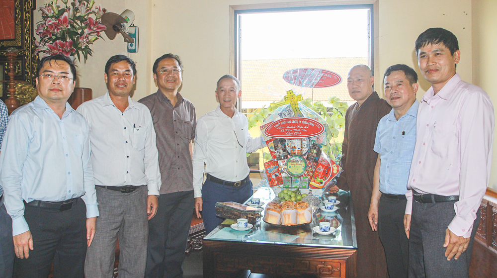 Chủ tịch UBND tỉnh Lâm Đồng Trần Văn Hiệp chúc mừng Đại lễ Phật đản tại TP Bảo Lộc