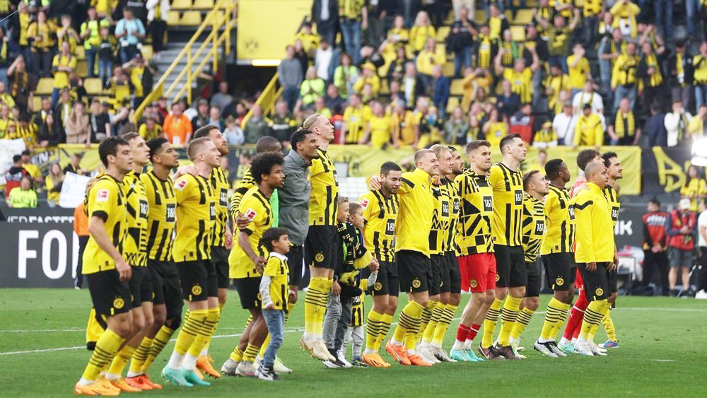 Chức vô địch Bundesliga đang chờ đón Dortmund với chỉ 90 phút trên sân Signal Iduna Park (Ảnh: Fear the Wall)