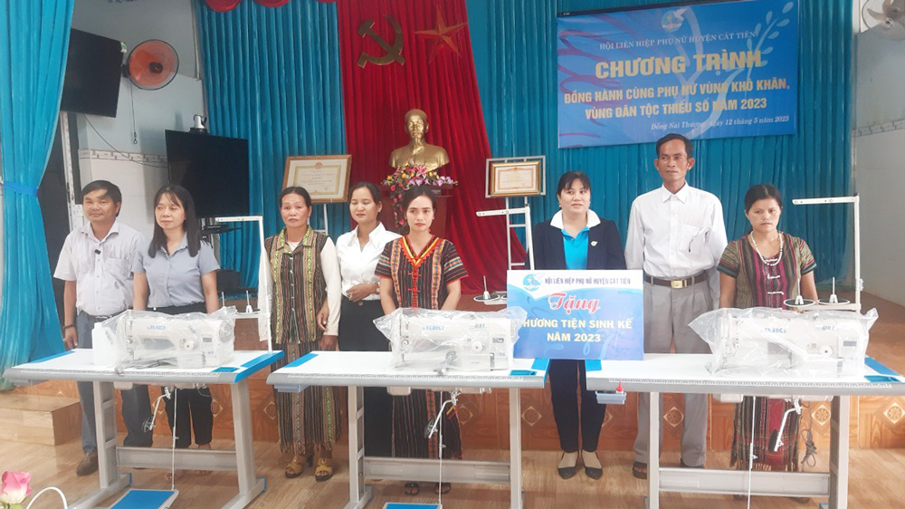 Đại diện Hội Liên hiệp Phụ nữ huyện Cát Tiên trao tặng máy may cho hội viên phụ nữ xã Đồng Nai Thượng