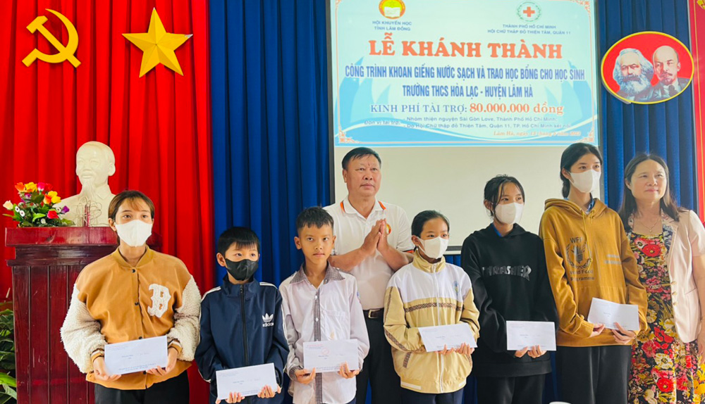 Đại diện Hội Khuyến học tỉnh Lâm Đồng trao học bổng cho các em học sinh