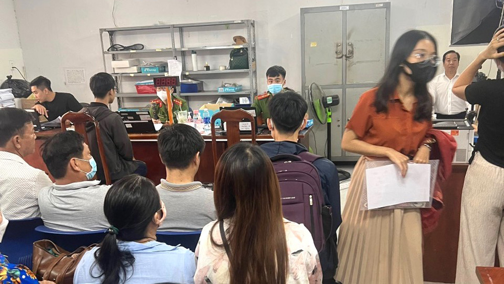 Tổ công tác Công an huyện Bảo Lâm tiến hành thu nhận hồ sơ cấp CCCD cho người dân đang sinh sống, học tập tại TP Thủ Đức (TP Hồ Chí Minh)