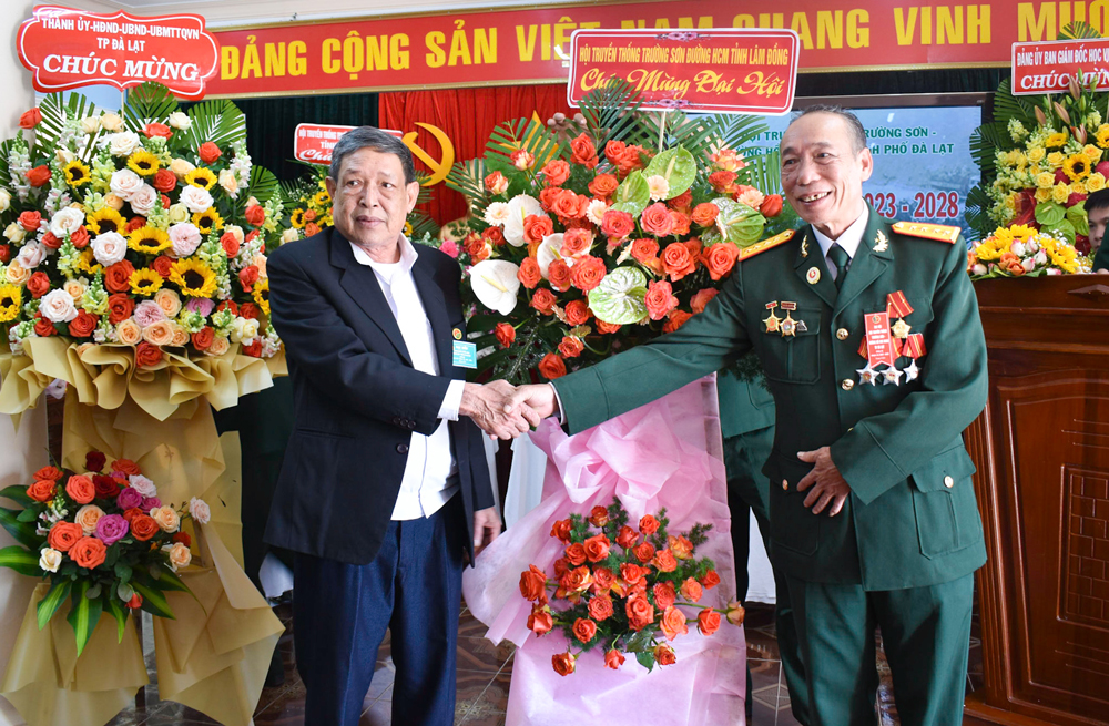 Ông Đinh Huy Thư - Chủ tịch Hội truyền thống Trường Sơn - Đường Hồ Chí Minh tỉnh Lâm Đồng tặng hoa chúc mừng Đại hội