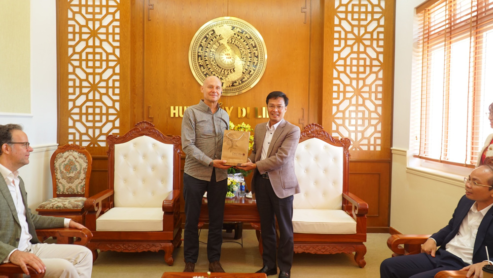 Đồng chí Đinh Văn Tuấn - Bí thư Huyện ủy Di Linh tặng quà cho đoàn công tác