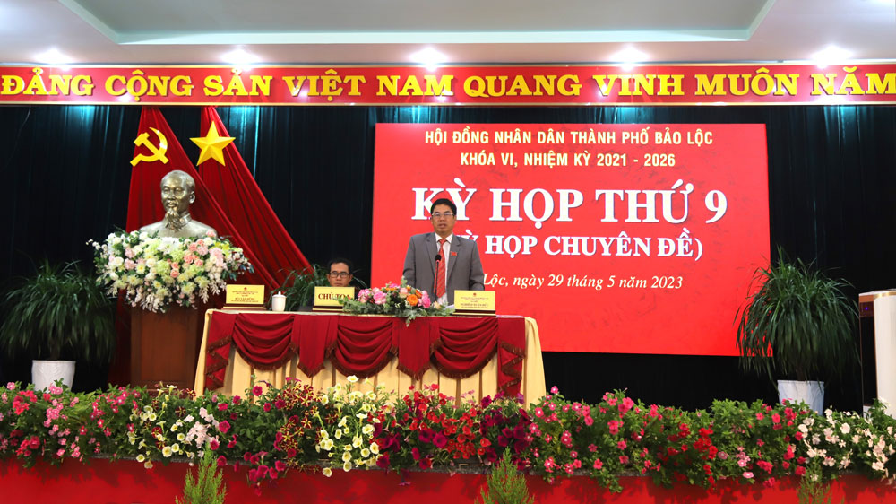 Chủ tọa điều hành kỳ họp