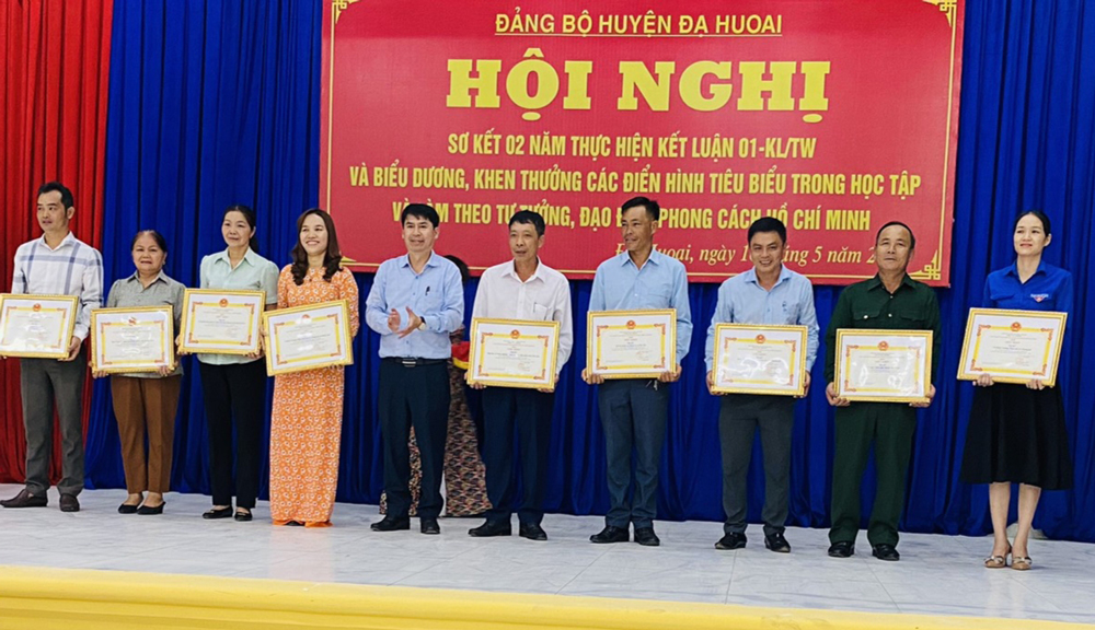 Đồng chí Lê Bình Minh – Phó Bí thư Huyện ủy, Chủ tịch UBND huyện trao giấy khen cho các tập thể, cá nhân