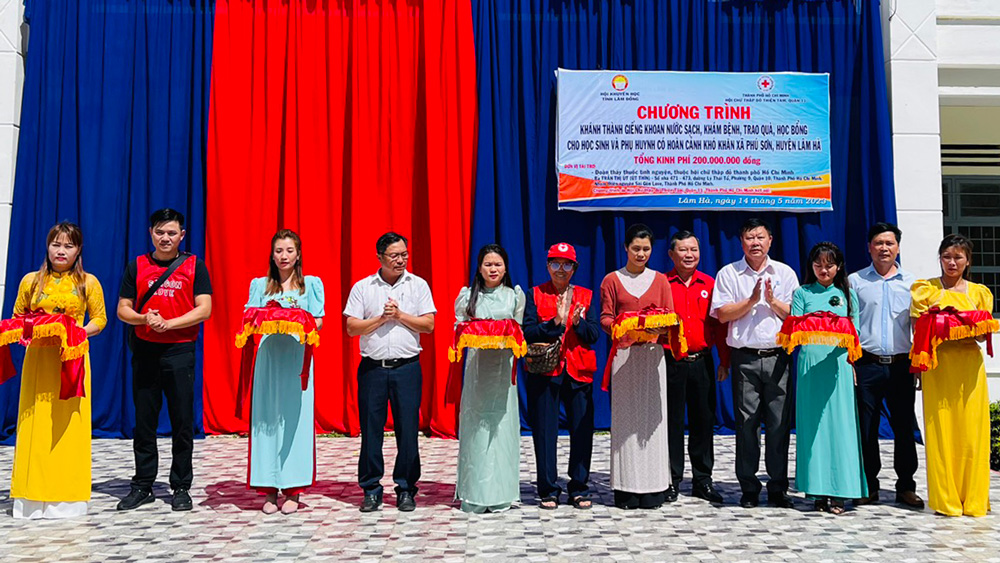 Đại diện Hội Khuyến học tỉnh Lâm Đồng cùng các nah2 hảo tâm khánh thành công trình giếng khoan cho nhà trường