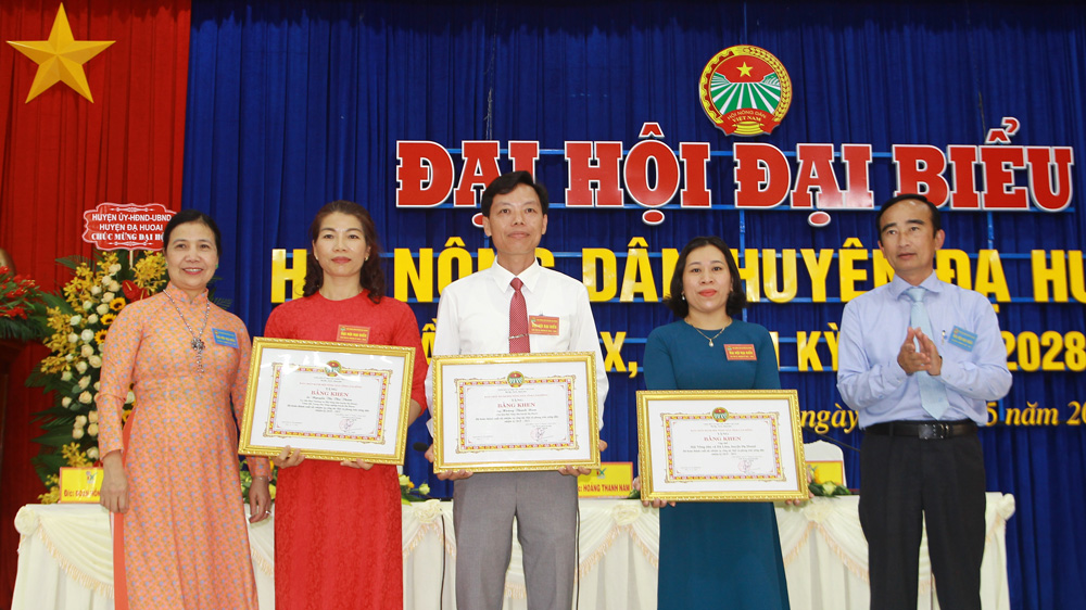 Lãnh đạo Hội Nông dân tỉnh Lâm Đồng tặng giấy khen các tập thể, cá nhân