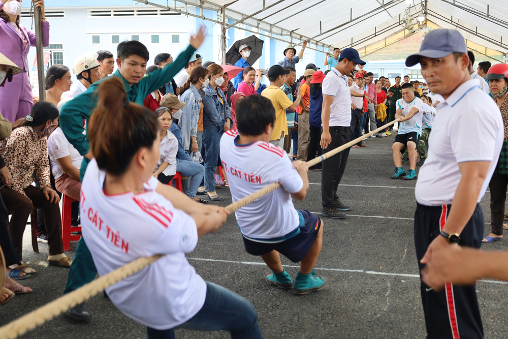 Cuộc thi kéo co đã thu hút sự tham gia và cổ vũ nhiệt tình của đông đảo các tầng lớp nhân dân trong huyện Cát Tiên