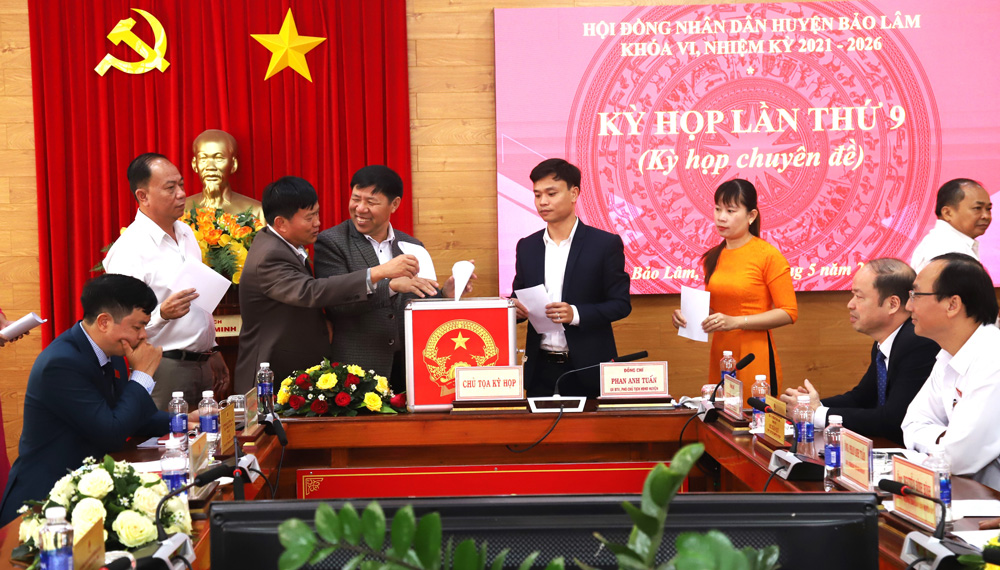 Các đại biểu bỏ phiếu bầu chức danh Chủ tịch HĐND và Chủ tịch UBND huyện Bảo Lâm khóa VI