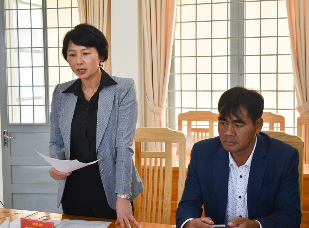 Đồng chí Phạm Thị Phúc - Trưởng Ban Dân vận Tỉnh ủy phát biểu tại buổi làm việc