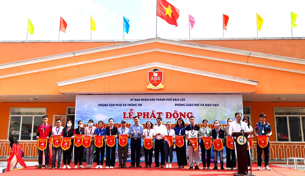 Lãnh đạo TP Bảo Lộc trao cờ lưu niệm cho các đơn vị tham dự lễ phát động