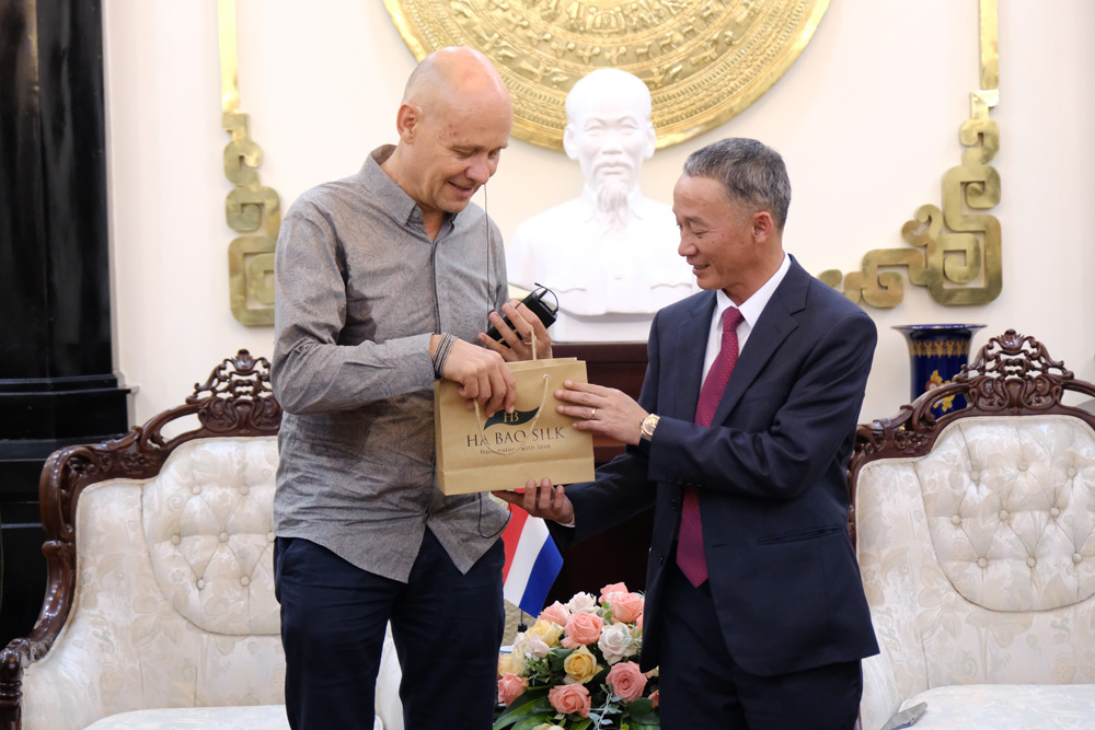 Chủ tịch UBND tỉnh Lâm Đồng Trần Văn Hiệp tặng quà lưu niệm cho đoàn công tác