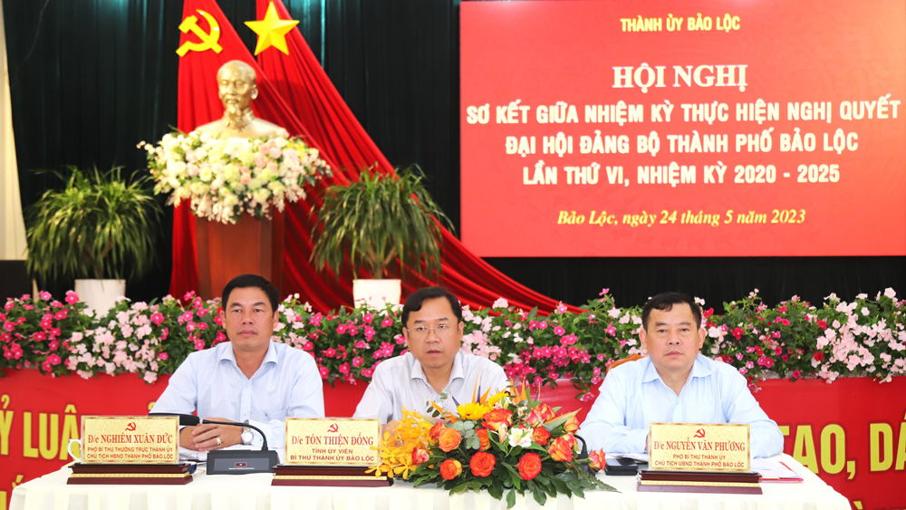 Các đồng chí lãnh đạo TP Bảo Lộc chủ trì Hội nghị