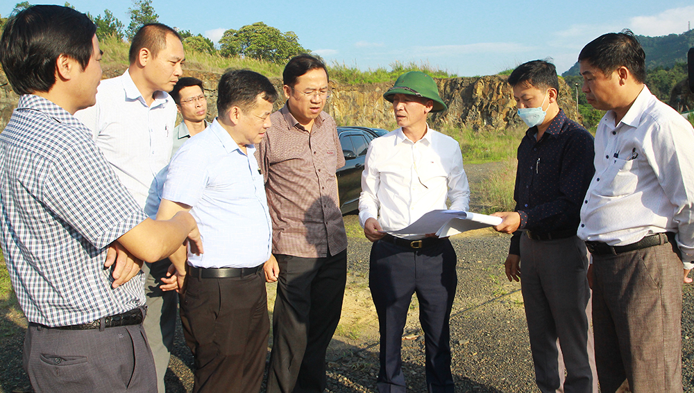 Đồng chí Trần Văn Hiệp – Chủ tịch UBND tỉnh Lâm Đồng kiểm tra thực tế tại mỏ đá xã Đại Lào
