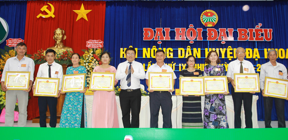 Đồng chí Hồ Ngọc Phong Hải - Phó Bí thư Thường trực Huyện ủy Đạ Huoai tặng giấy khen các tập thể, cá nhân