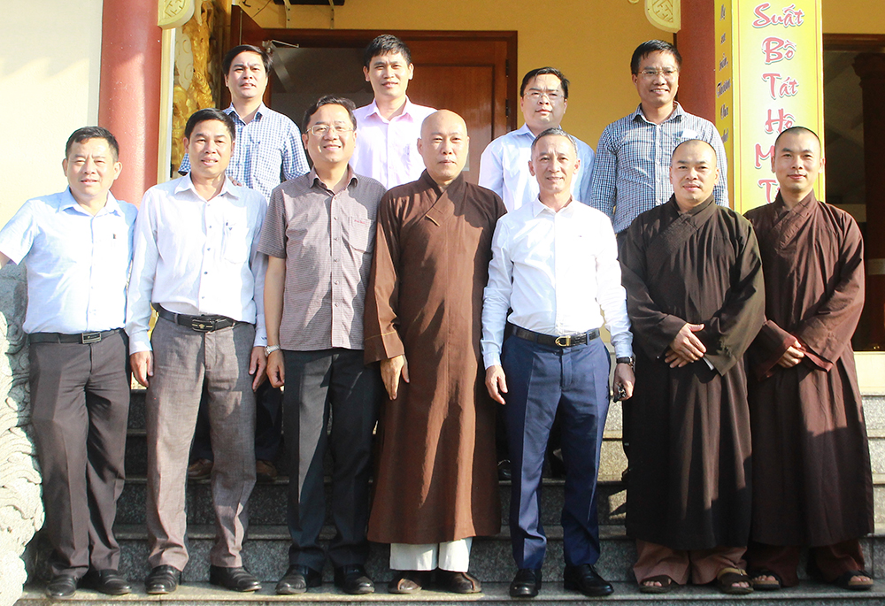 Đồng chí Trần Văn Hiệp – Chủ tịch UBND tỉnh Lâm Đồng cùng lãnh đạo TP Bảo Lộc chụp hình lưu niệm cùng Ban Trụ trì Chùa Phước Thiện