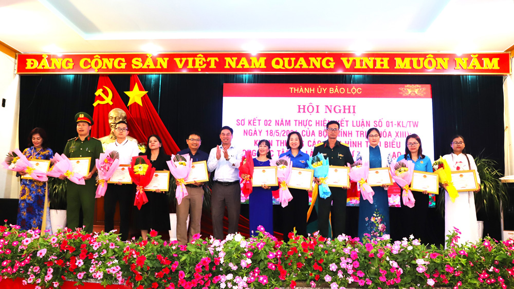 Đồng chí Nghiêm Xuân Đức - Phó Bí thư Thường trực Thành ủy, Chủ tịch HĐND TP Bảo Lộc trao khen thưởng cho các tập thể xuất sắc