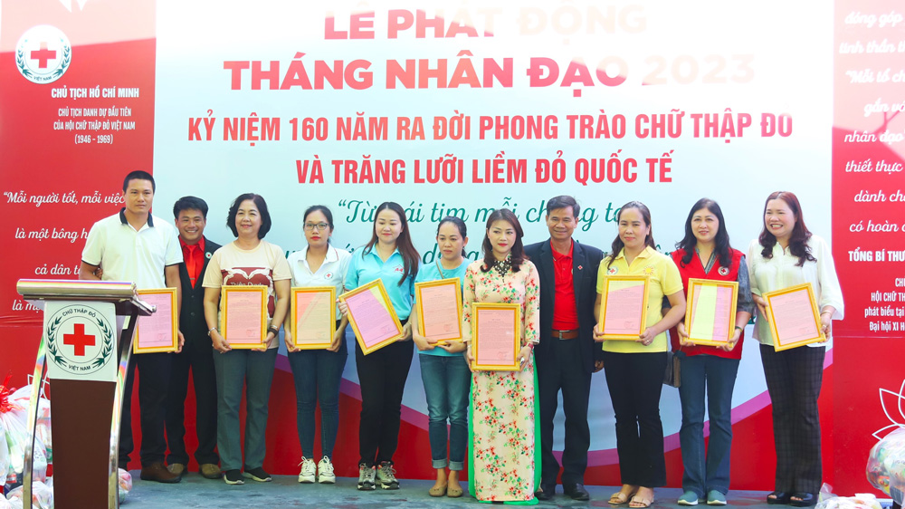 Hội Chữ thập đỏ TP Bảo Lộc trao thư tri ân cảm ơn các đơn vị, doanh nghiệp, nhà hảo tâm đồng hành cùng Chợ Nhân đạo