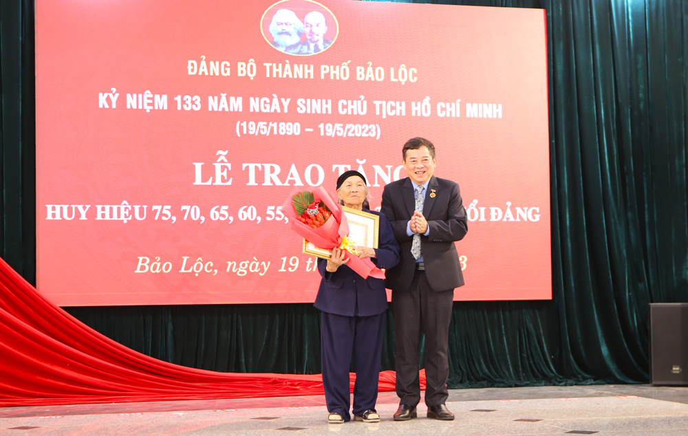Chủ tịch UBND TP Bảo Lộc Nguyễn Văn Phương trao Huy hiệu 60 tuổi Đảng cho nữ đảng viên lão thành