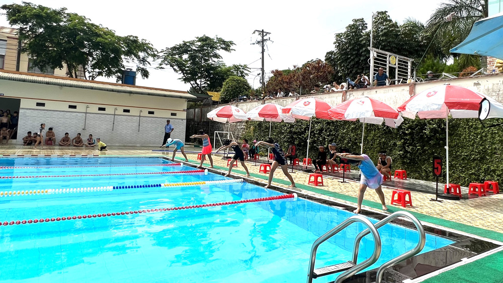 Sau lễ phát động đã diễn ra những trận thi đấu hấp dẫn tại Giải Bơi học sinh TP Bảo Lộc lần thứ II, năm 2023