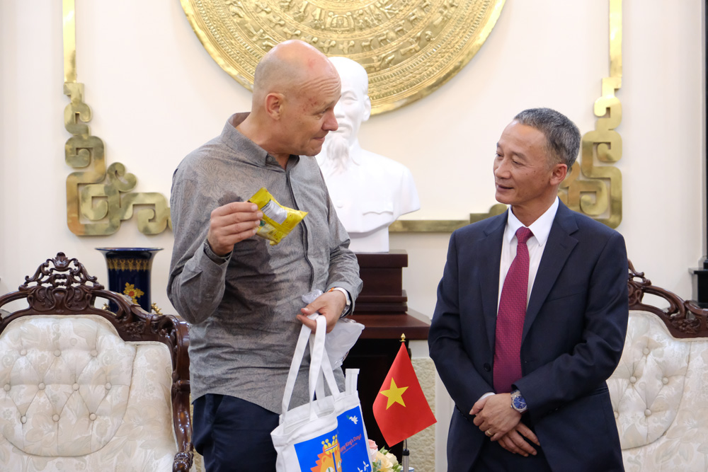 Ông Kees van Baar – Đại sứ đặc mệnh toàn quyền Vương quốc Hà Lan tại Việt Nam giới thiệu các sản phẩm nổi bật của đất nước Hà Lan