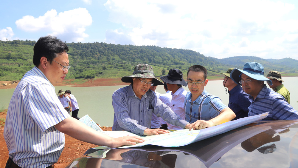 Đồng chí Võ Ngọc Hiệp cùng đoàn công tác kiểm tra, khảo sát thực tế tại khu vực hồ Thủy điện Đam B’ri (Thôn 5, xã Lộc Tân, huyện Bảo Lâm)