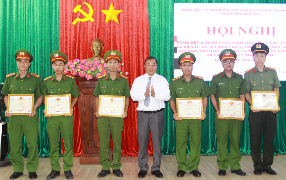 Đồng chí Huỳnh Minh Chánh - Chủ tịch Ủy ban MTTQ Việt Nam TP Bảo Lộc trao giấy khen cho các cá nhân có thành tích trong 10 năm thực hiện Chương trình phối hợp số 06/CTr-CA-MT