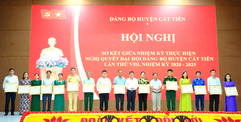 Khen thưởng cho các cá nhân có thành tích trong thực hiện Nghị quyết Đại hội đại biểu Đảng bộ huyện Cát Tiên lần thứ VIII