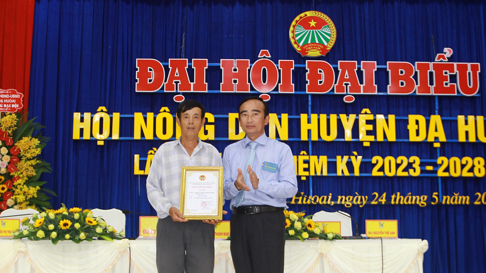 Ông Bùi Văn Hùng tặng giấy khen cho nông dân Trần Văn Túy
