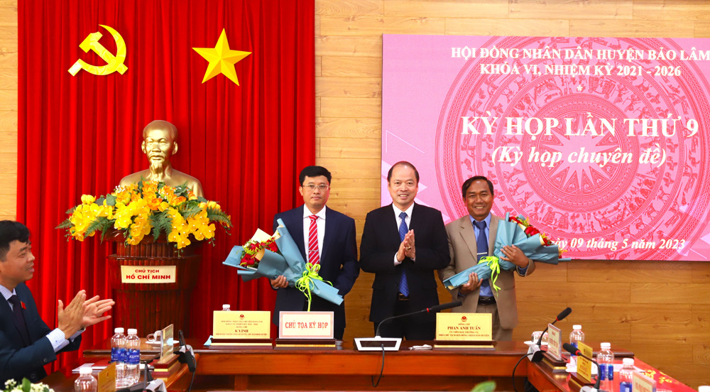 Đồng chí Nguyễn Viết Vân - Bí thư Huyện ủy Bảo Lâm tặng hoa chúc mừng các đồng chí được bầu giữ chức Chủ tịch HĐND và UBND huyện Bảo Lâm