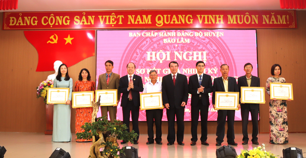 Trao tặng bằng khen của Ban Thường vụ Tỉnh ủy Lâm Đồng cho các đảng viên xuất sắc 5 năm liền