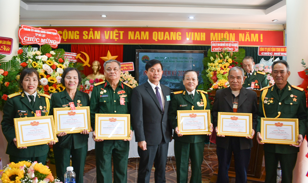 Khen thưởng các tập thể, cá nhân có thành tích trong công tác Hội 