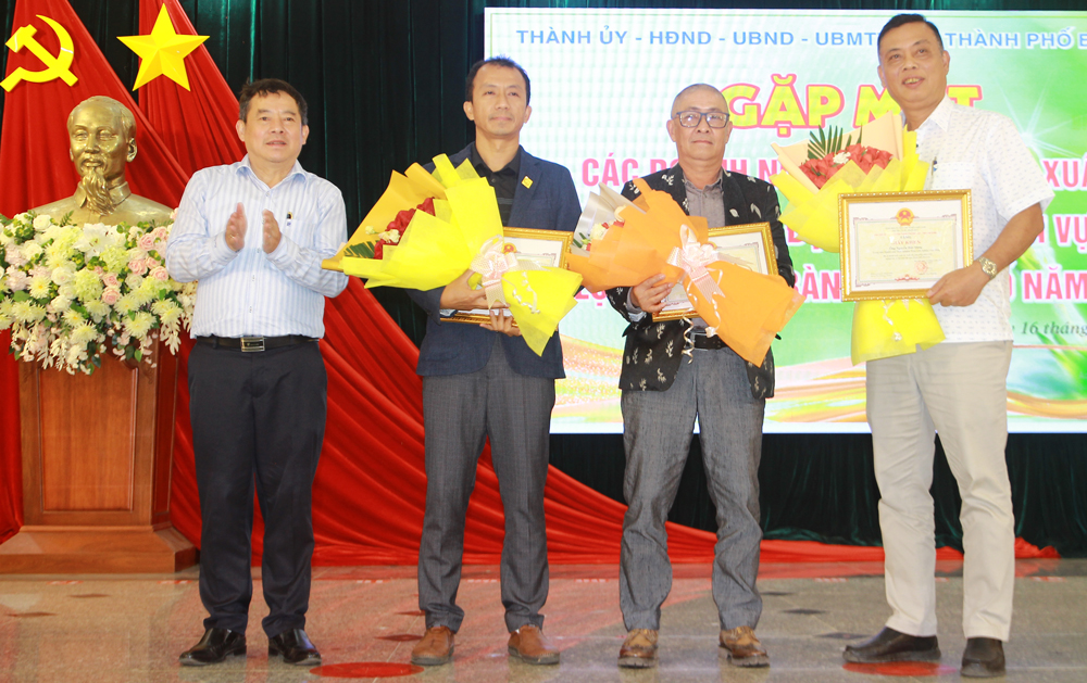 Đồng chí Nguyễn Văn Phương – Chủ tịch UBND TP Bảo Lộc tặng giấy khen cho các cá nhân có thành tích, đóng góp cho sự phát triển ngành trà, tơ lụa thành phố