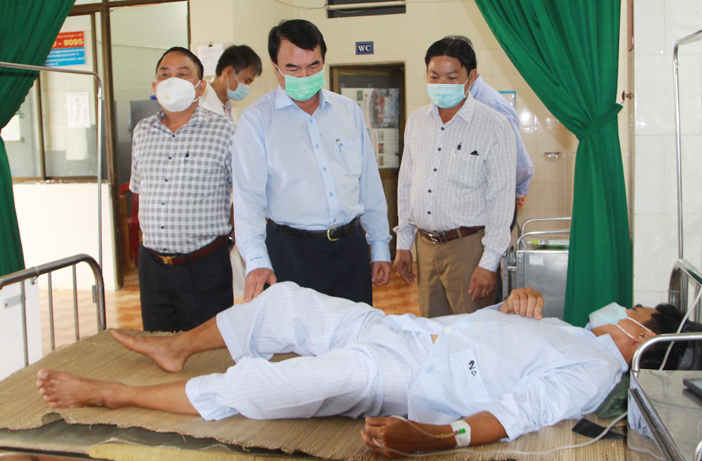Đồng chí Phạm S - Phó Chủ tịch UBND tỉnh Lâm Đồng kiểm tra thực tế, thăm hỏi bệnh nhân tại Trung tâm Y tế huyện Cát Tiên