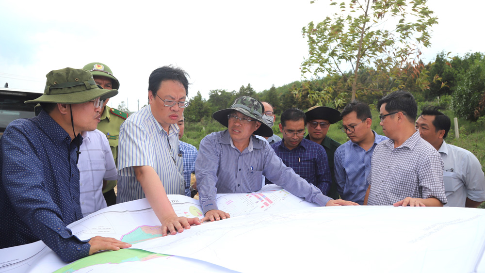 Đồng chí Võ Ngọc Hiệp cùng đoàn công tác kiểm tra tại nút giao với Tỉnh lộ 721 (qua Thôn 7, xã Đạ Oai, huyện Đạ Huoai)