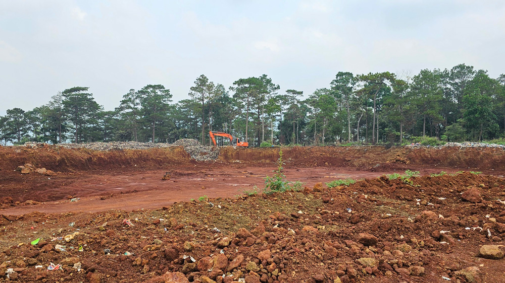Thi công bãi chôn lấp rác Lộc Phú: Chưa có bãi thải, hàng ngàn mét khối đất đã đi về đâu?