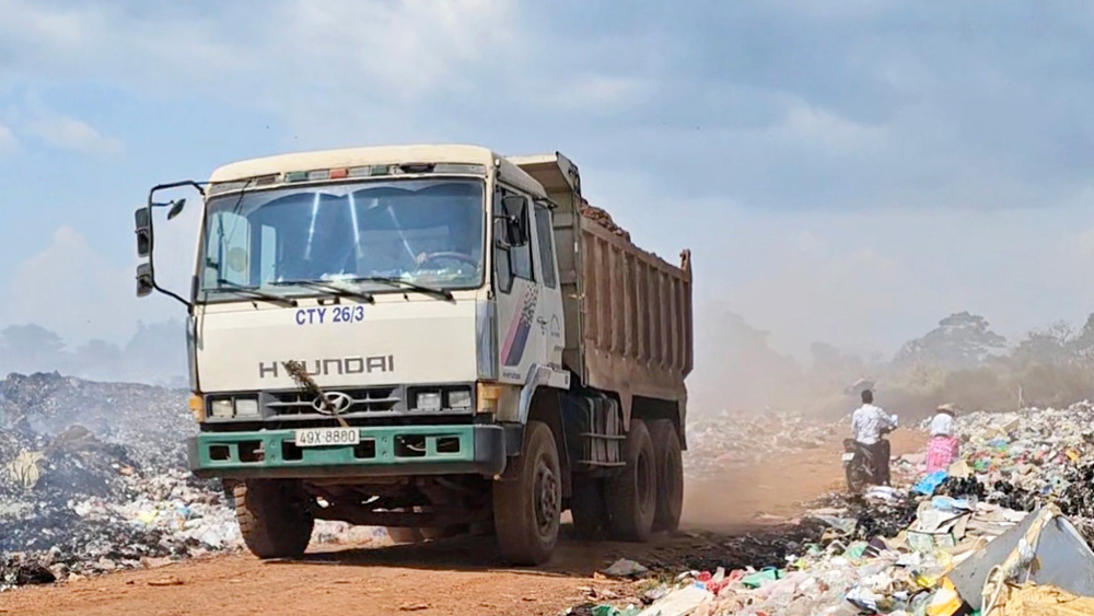 Một xe chở đất từ bãi rác Lộc Phú đi ra. Ảnh chụp ngày 26/3