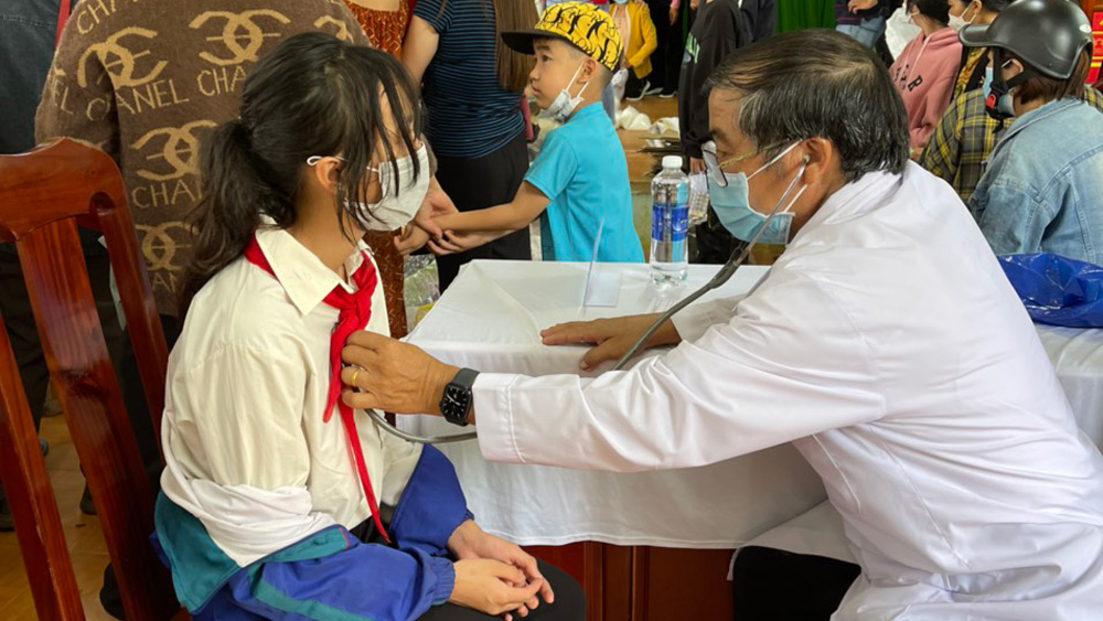 Lâm Hà: Khám bệnh, phát thuốc, trao quà cùng học bổng cho các em học sinh và phụ huynh