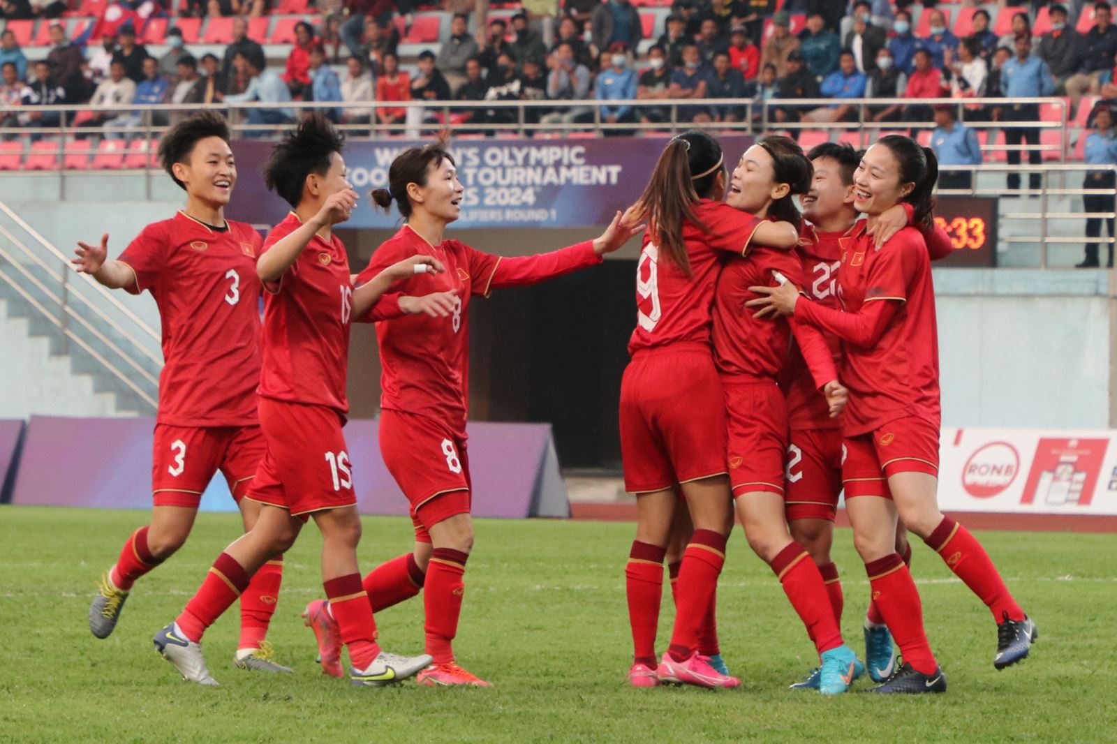Đồng đội chia vui cùng Hải Yến sau khi ghi bàn thắng cho ĐTVN