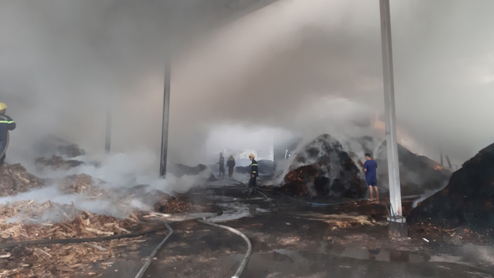 Đạ Huoai: Nỗ lực chữa cháy tại xưởng sản xuất viên nén mây tre