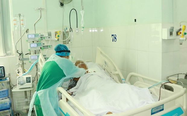Nhân viên y tế chăm sóc bệnh nhân COVID-19 tại Khoa Bệnh Nhiệt đới, Bệnh viện Chợ Rẫy Thành phố Hồ Chí Minh